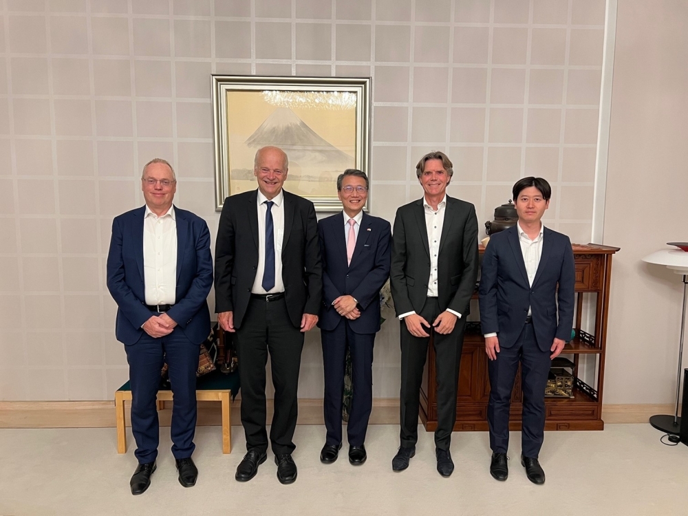 (左から)ダルスゴーCIPパートナー、スティーダルCTO、宇山大使、デ・ヨングCOO、堀井書記官